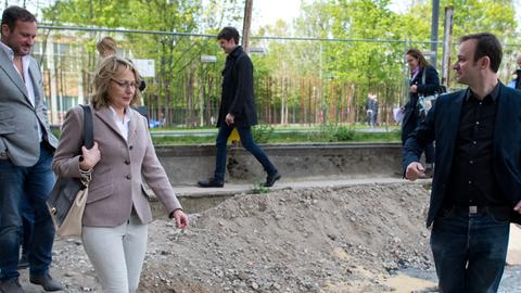 Berlins Wirtschaftssenatorin Cornelia Yzer (CDU) wird von den Geschäftsführern des Start-up-Zentrums "Factory Berlin", Simon Schäfer (r) und Udo Schloemer (l), über das Gelände in Berlin geführt.