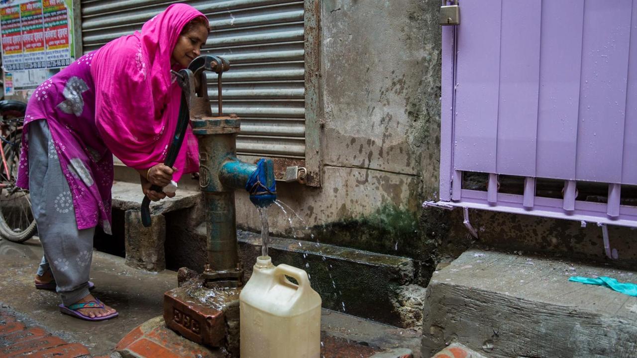 Frau holt in Dhaka, Hauptstadt Bangladeschs, Wasser am Hydranten (18.08.2015).
