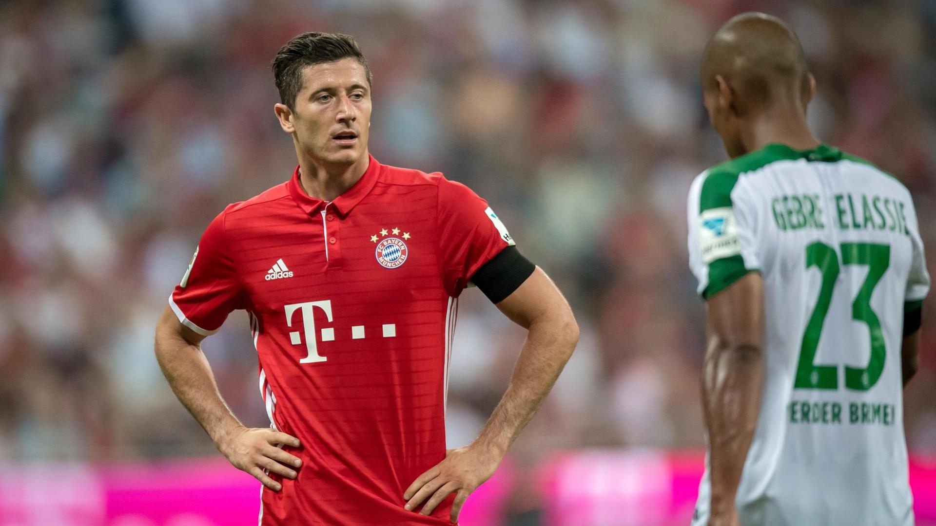 Robert Lewandowski steht dem Bremer Abwehr-Spieler Theo Gebre Selassie gegenüber.