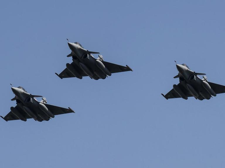 Drei französische Rafale-Kampfflugzeuge