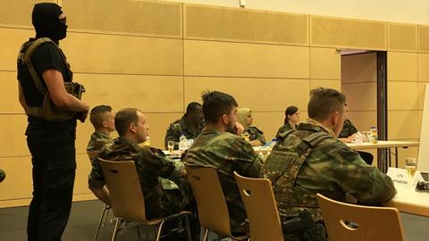 Wie Verhandlungen führen mit schwierigen Gesprächspartnern? Das lernen angehende UN-Militärbeobachter derzeit im Westallgäu