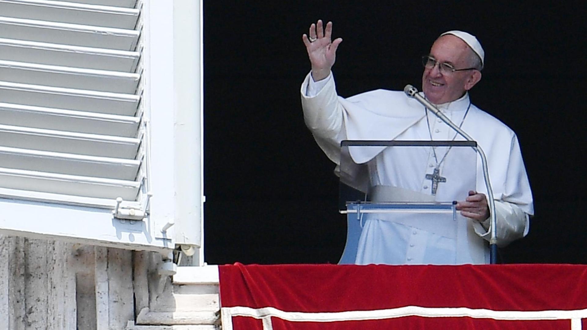 Papst Franzikus hat in Rom den Startschuss für einen Friedenslauf zum Wirkungsort des Reformators Martin Luther gegeben. Papst Franzikus hat in Rom den Startschuss für einen Friedenslauf zum Wirkungsort des Reformators Martin Luther gegeben.