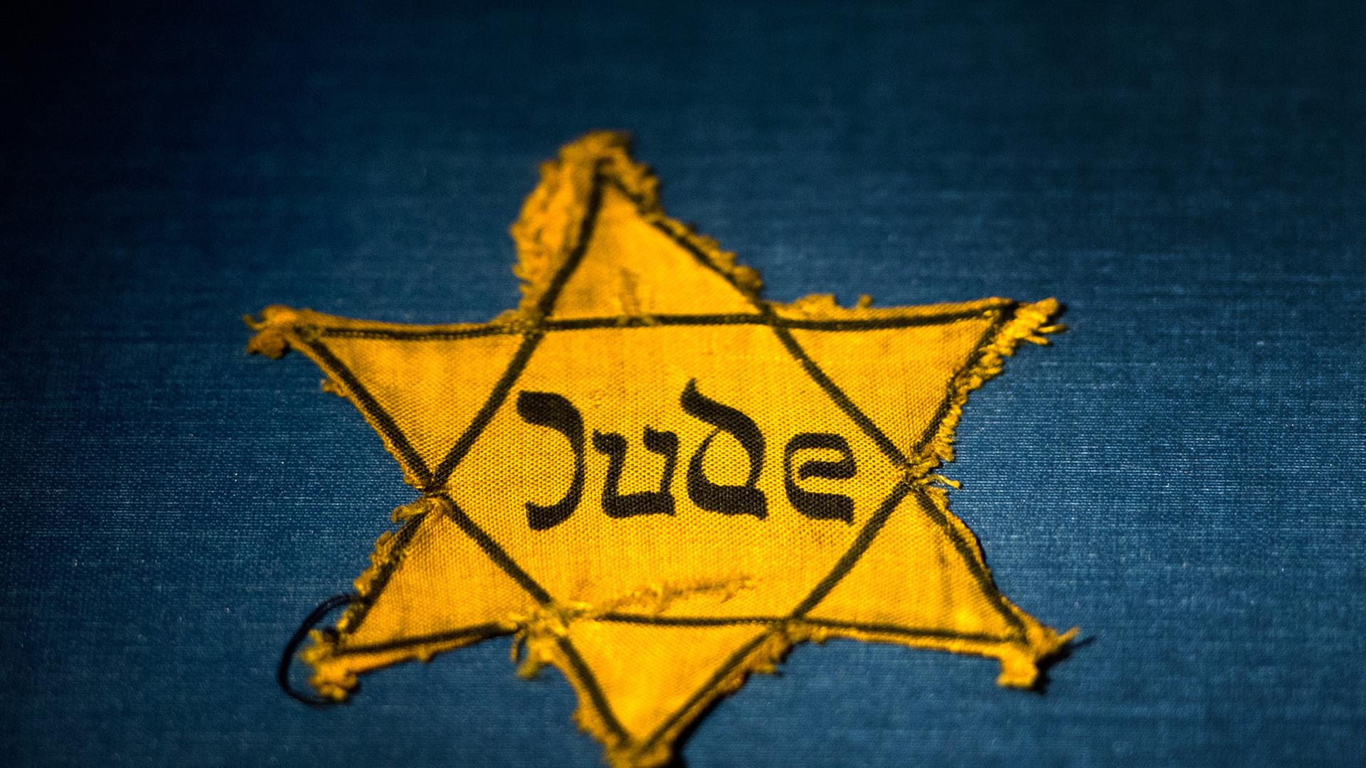 Erkennungsstern für Juden während der Nazi-Zeit (aus der Ausstellung "Schuhe von Toten - Dresden und die Shoa" im Militärhistorischen Museum Dresden)
