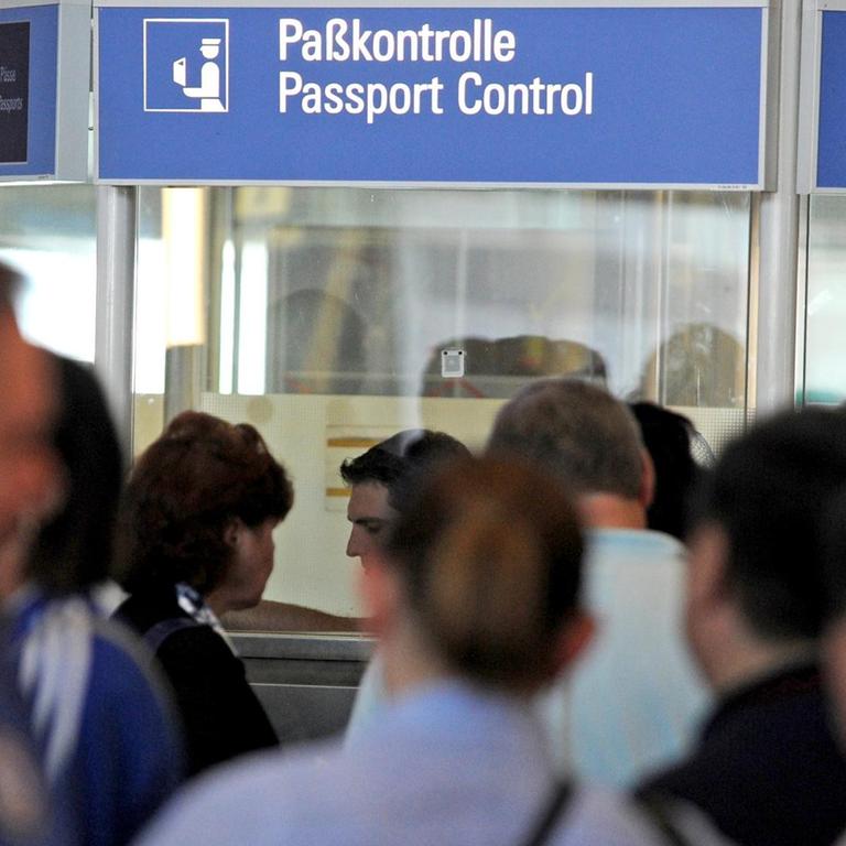 Passkontrollen am Flughafen in München.