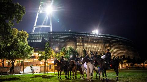 Berittene Polizei vor dem Weserstadion in Bremen.