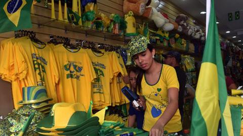In einem Geschäft in der Stadt Itu werden brasilianische Fan-Artikel angeboten.