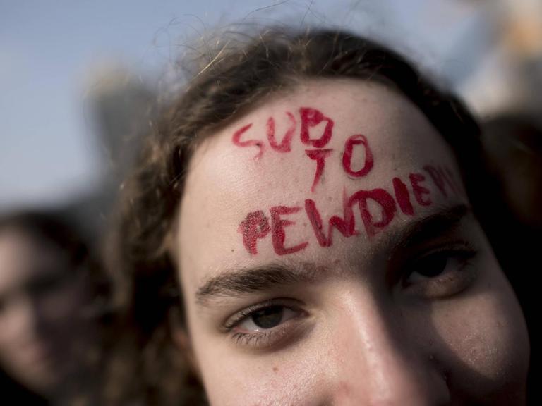 Auf der Stirn eines Demonstranten steht "Sub tp Pewdiepie"
