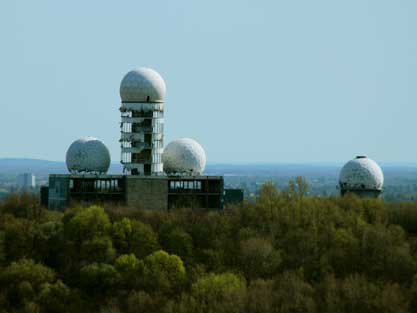 Blick auf den Teufelsberg mit aufgelassener ehemaliger Horchstation.