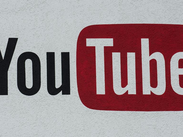 Das Logo des Unternehmens "YouTube" auf einer Wand in Berlin.