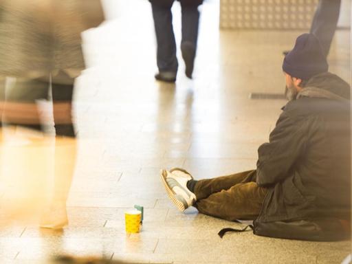 Ein Mann bettelt in Stuttgart (Baden-Württemberg) am Rande einer Fußgängerpassage. Ein Mann bettelt in Stuttgart (Baden-Württemberg) am Rande einer Fußgängerpassage.