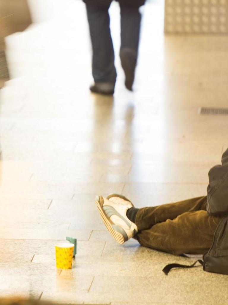 Ein Mann bettelt in Stuttgart (Baden-Württemberg) am Rande einer Fußgängerpassage. Ein Mann bettelt in Stuttgart (Baden-Württemberg) am Rande einer Fußgängerpassage.