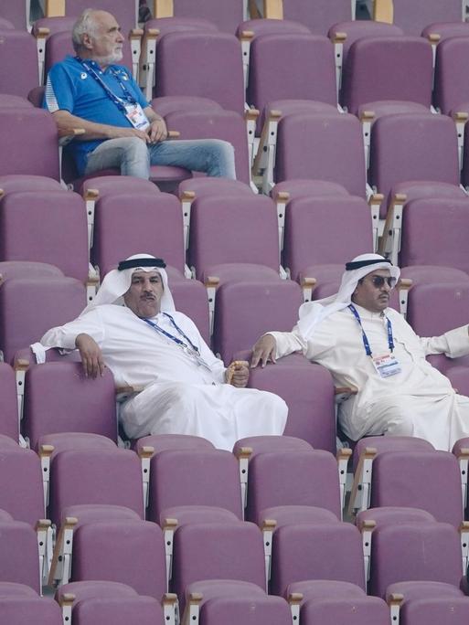 Wenige Zuschauer sitzen auf den Rängen bei der Leichtathletik-WM in Katar