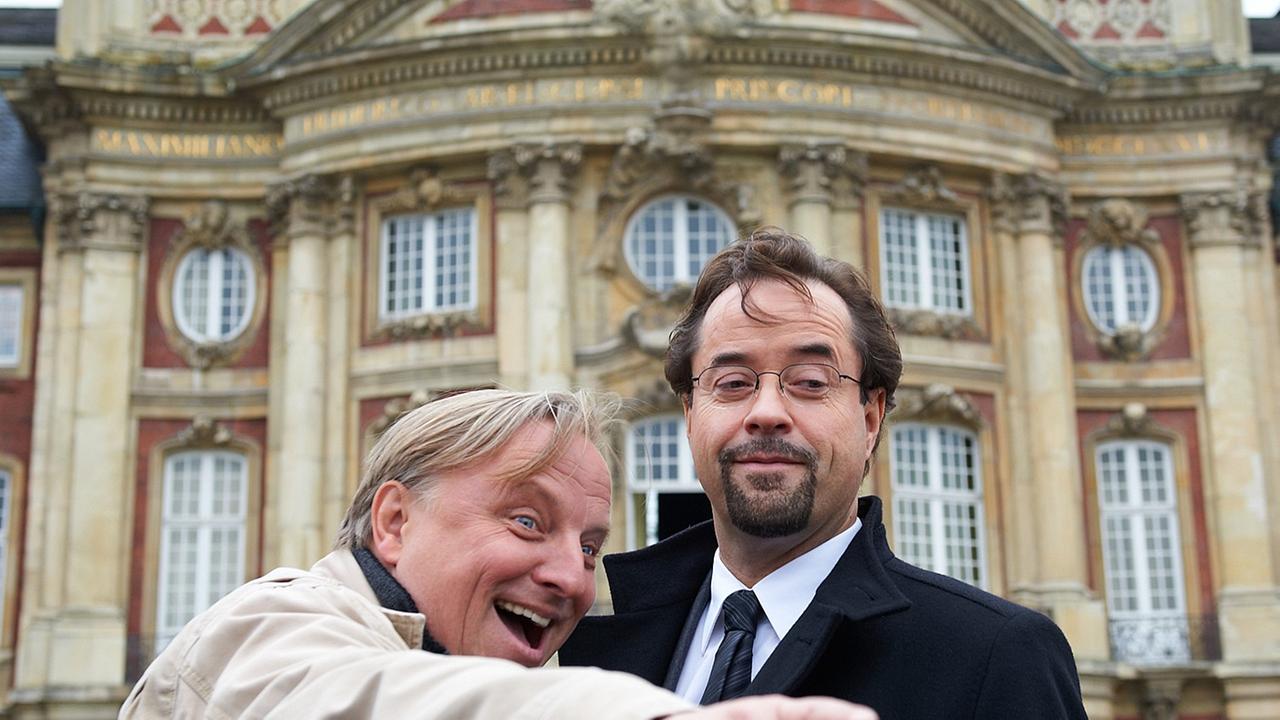 Die beiden Hauptdarsteller des "Tatort" Münster lachen.
