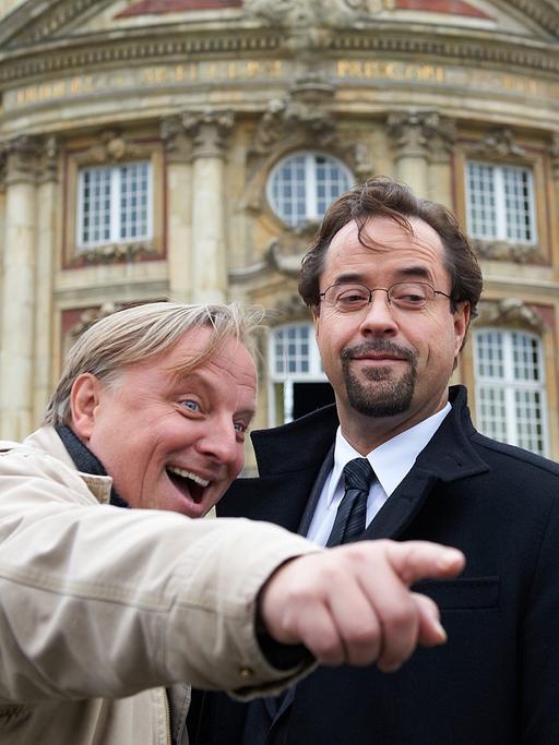 Die beiden Hauptdarsteller des "Tatort" Münster lachen.