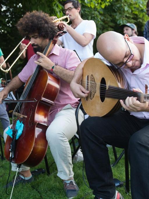 Die Band "Banda Internationale" spielt im Großen Garten in Dresden. In der Band musizieren Einheimische und Geflüchtete zusammen.
