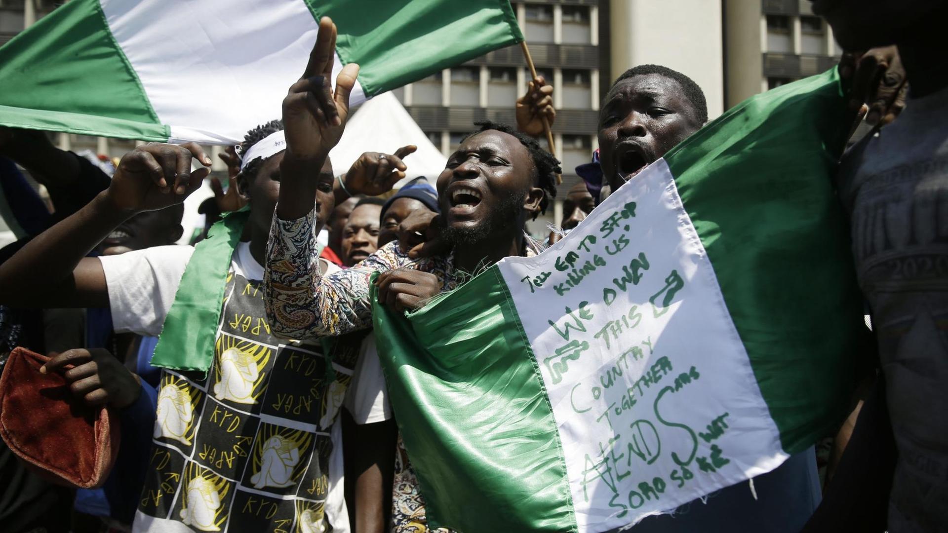 Mehrere Menschen bei einer Demonstration in Nigeria