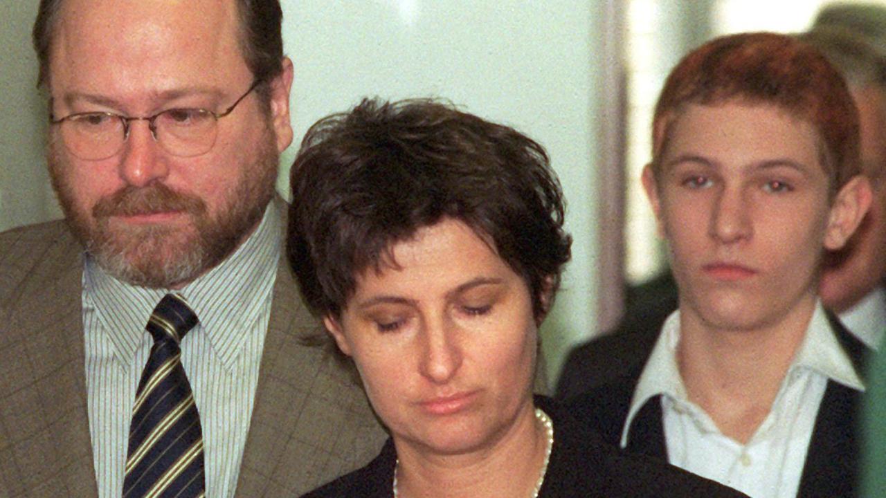 Jan Philipp Reemtsma (l.), seine Ehefrau Ann Kathrin Scheerer und ihr Sohn Johann verlassen am 27.1.1997 nach ihrer Zeugenaussage im Entführungsfall den Verhandlungssaal des Hamburger Landgerichtes.