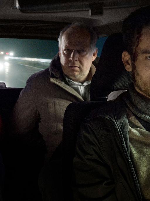 Der 1000. Tatort: Kommissarin Charlotte Lindholm (Maria Furtwängler) steigt nach einer Polizei-Tagung mit ihren Kieler Kollegen Klaus Borowski (Axel Milberg) in ein Taxi, dessen Fahrer Rainald Klaproth (Florian Bartholomäi) eigentlich gar keine Gäste mitnehmen wollte