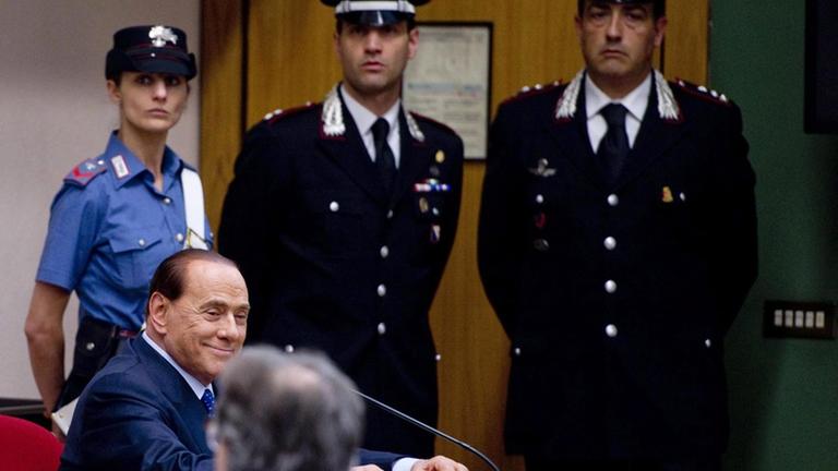Italiens ehemaliger Premier Silvio Berlusconi bei einer Gerichtsverhandlung in Neapel im Juni 2014.