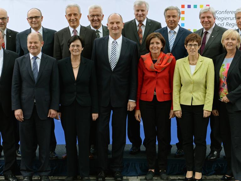 Während eines Fototermins vor Beginn der Jahres-Ministerpräsidentenkonferenz lachen die Regierungschefs.