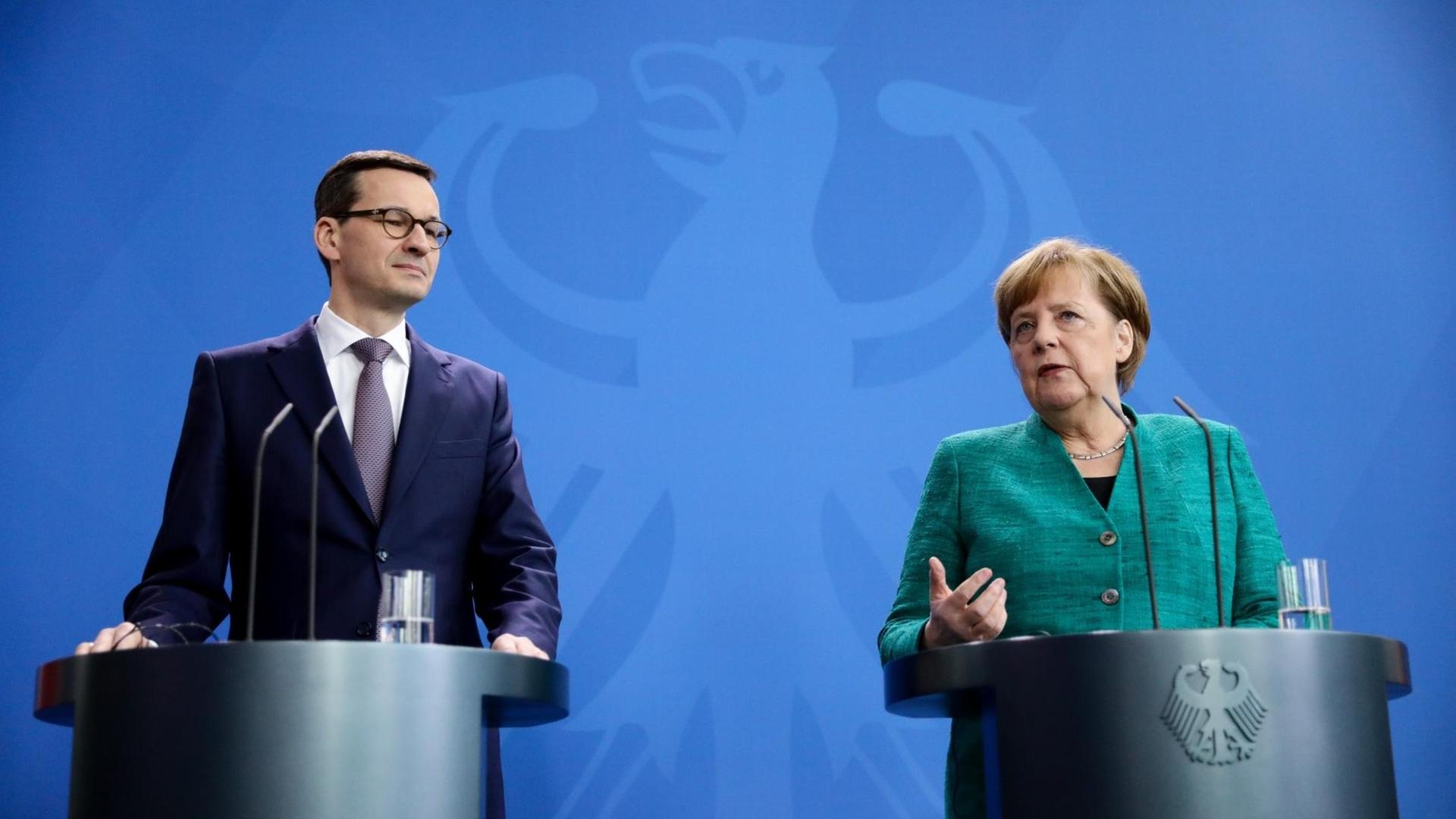 Bundeskanzlerin Angela Merkel (r, CDU) und der polnische Ministerpräsident Mateusz Morawiecki