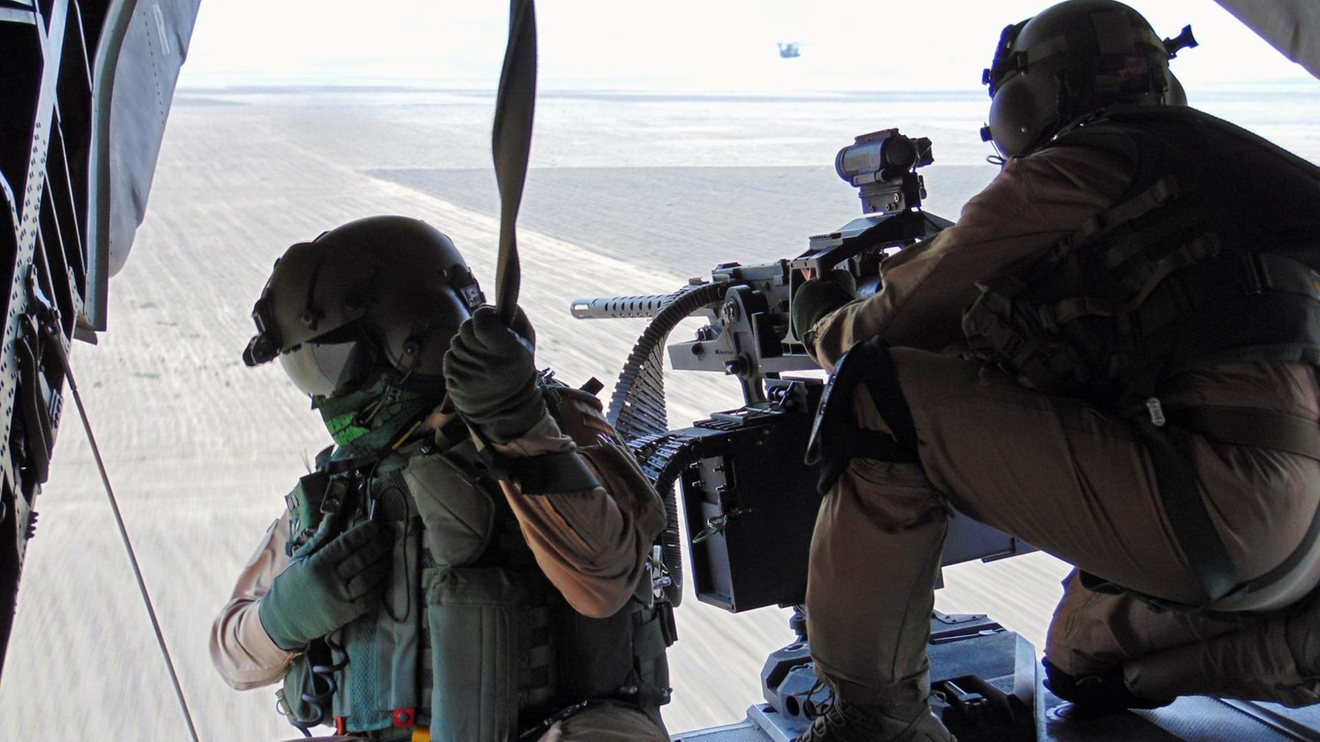 Bundeswehrsoldaten im Helikopter auf dem Weg nach Kundus