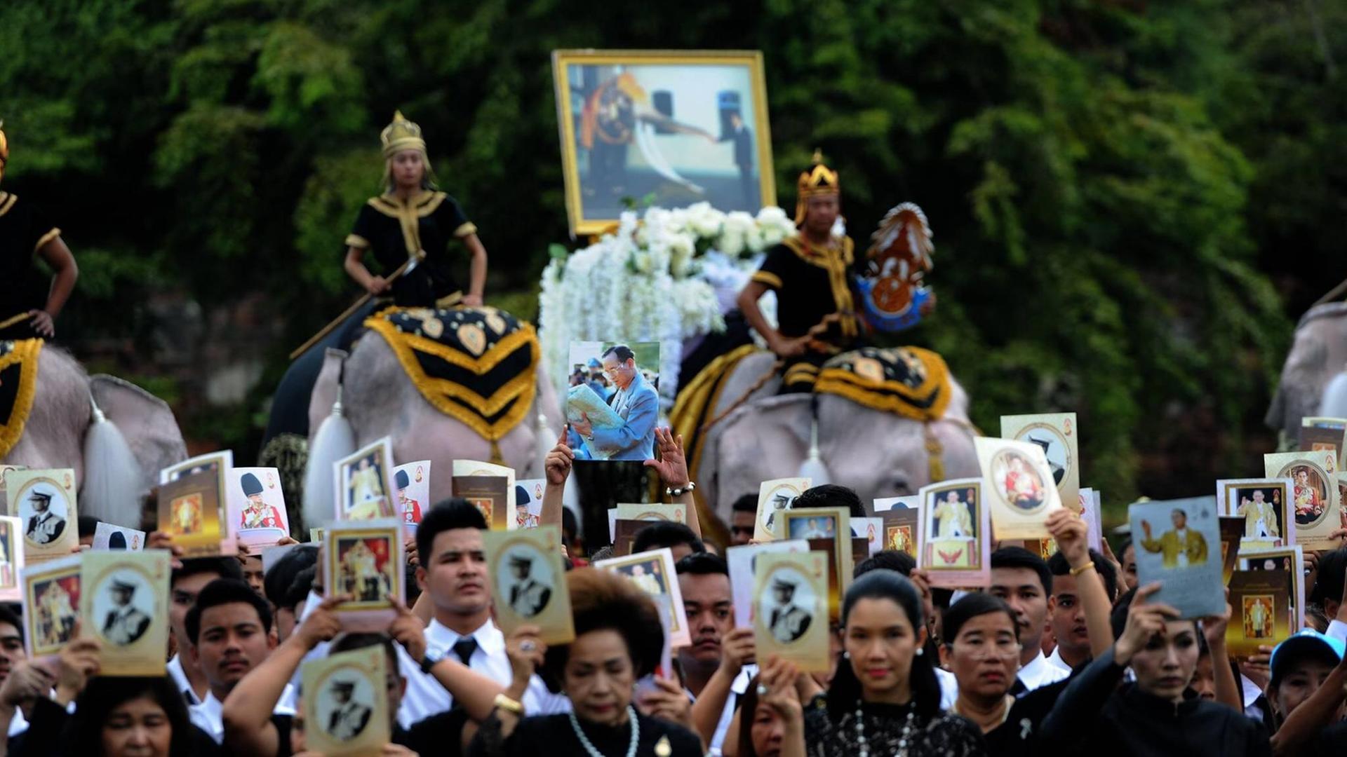 Trauerfeier für den verstorbenen thailändischen König Bhumibol im Oktober 2017. Auch dabei: Elf weiße Elefanten.