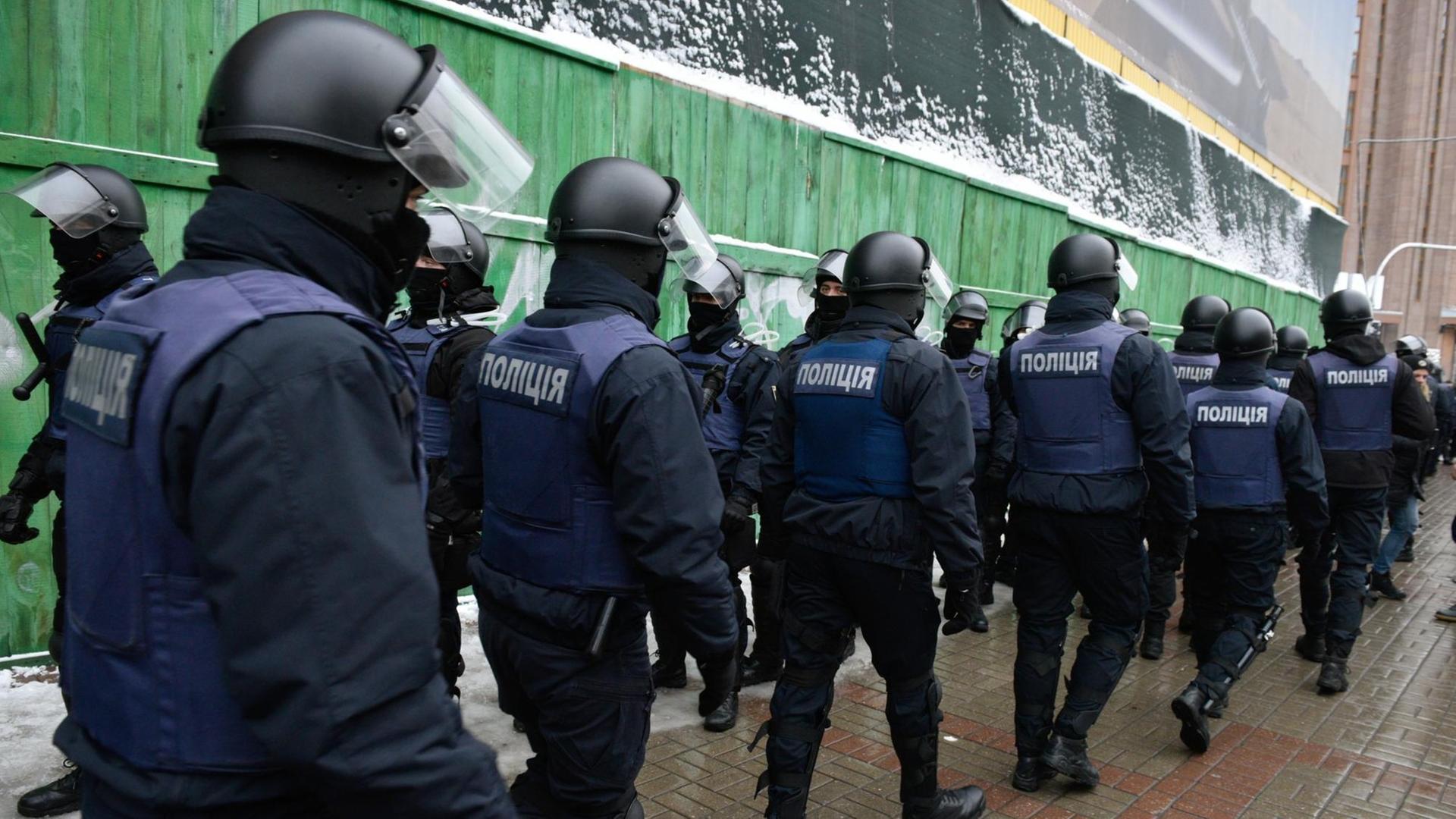 Polizisten bei einer Demo in der Ukraine in Kiew