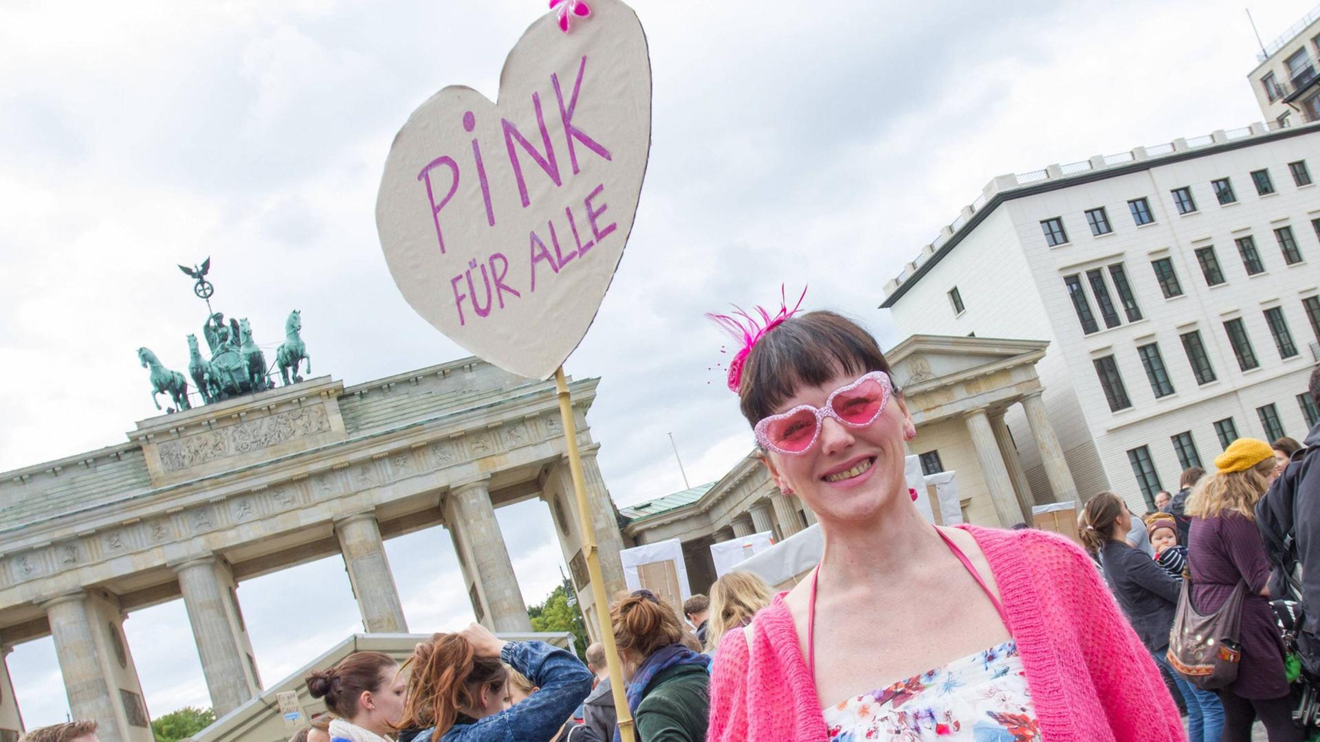 Die Initiative "Pinkstinks" organisierte die weltweit erste Demo gegen Sexismus in der Werbung am 01.09.2013 in Berlin.