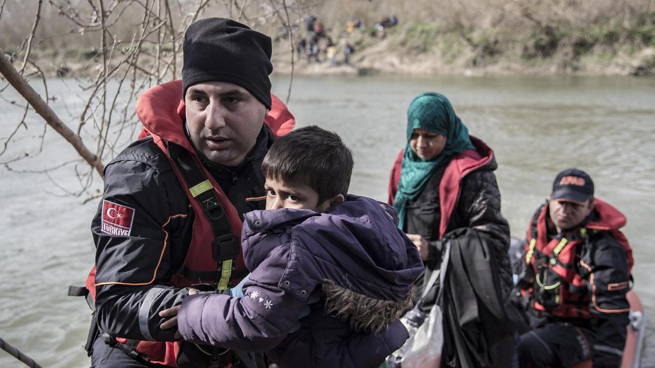 Tausende von Flüchtlingen versuchen von der Türkei aus über die EU-Grenze nach Griechenland zu gelangen.