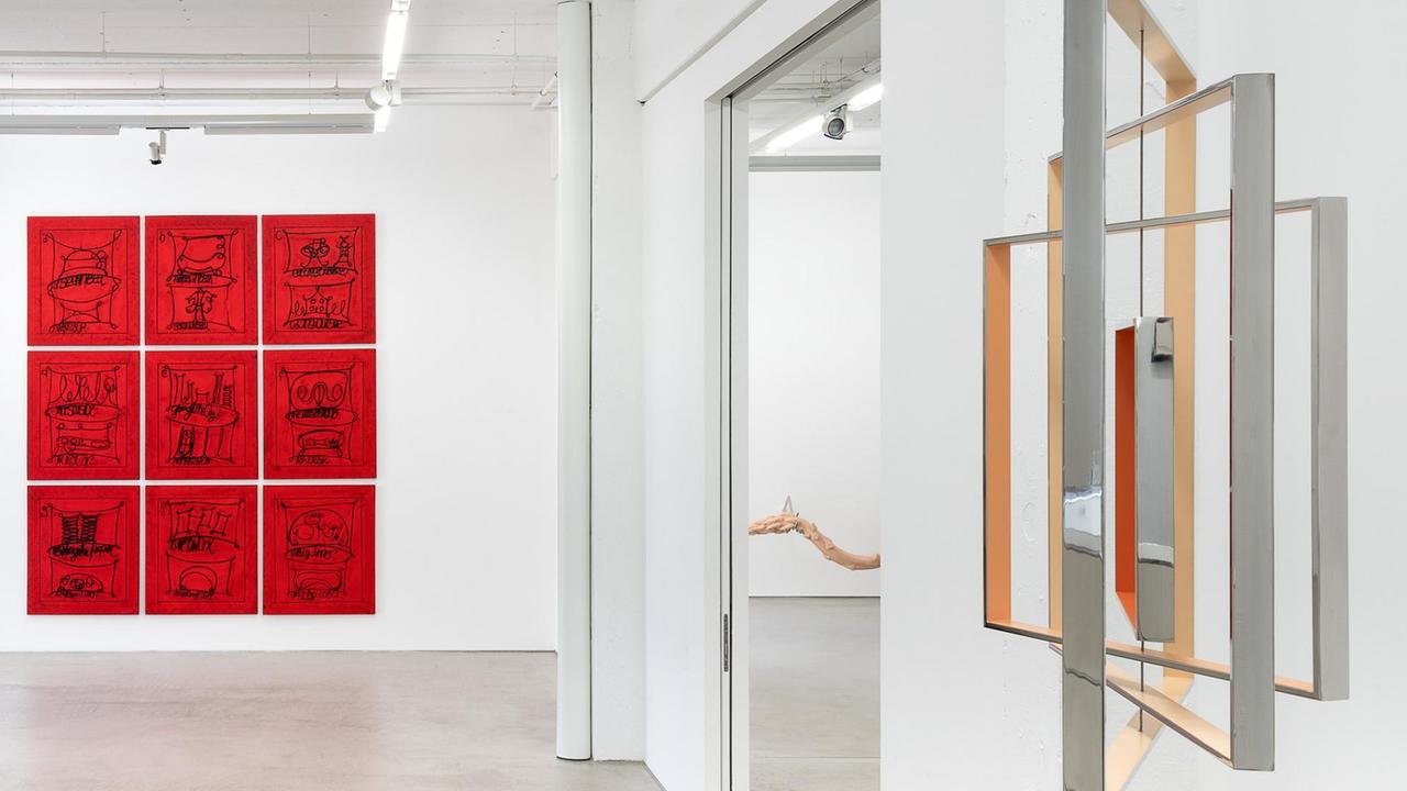 Ansicht der Ausstellung "Wege zur Welt" mit Werken von Matt Mullican und Jose Dávila und Hannah Levy in der Kunsthalle G2 in Leipzig.
