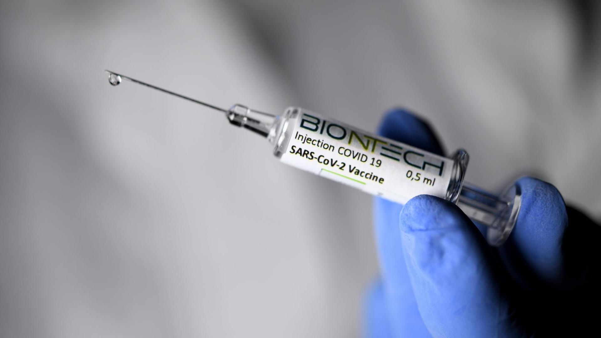 Eine Spritze mit einem Impfstoff gegen das neue Corona-Virus