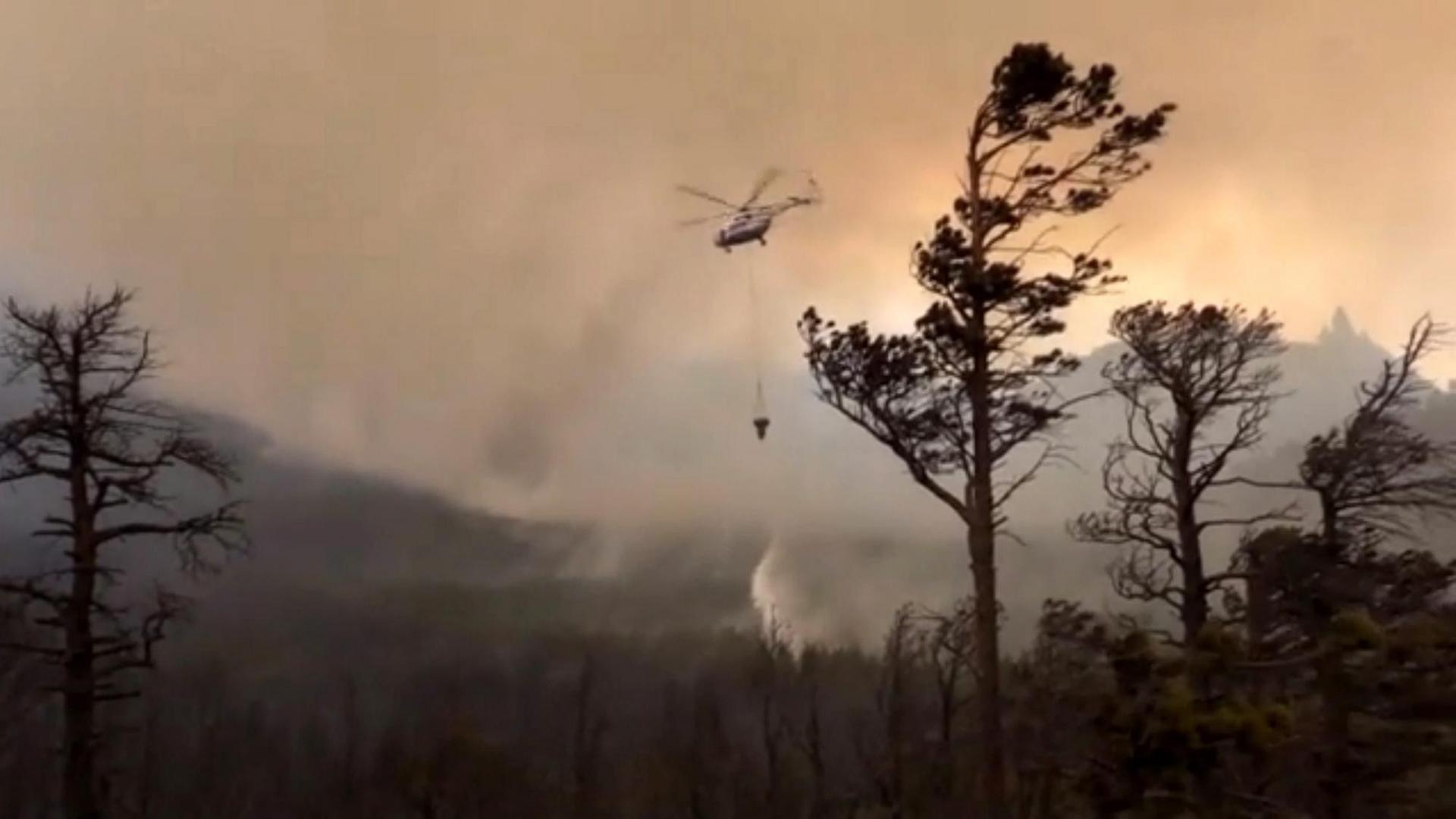 Ein Hubschrauber kämpft gegen den Waldbrand am Baikalsee