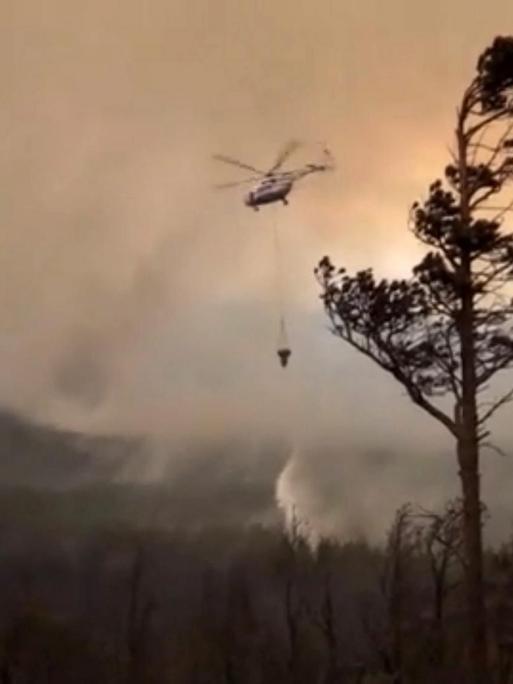 Ein Hubschrauber kämpft gegen den Waldbrand am Baikalsee
