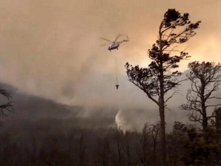 Ein Hubschrauber kämpft gegen den Waldbrand am Baikalsee