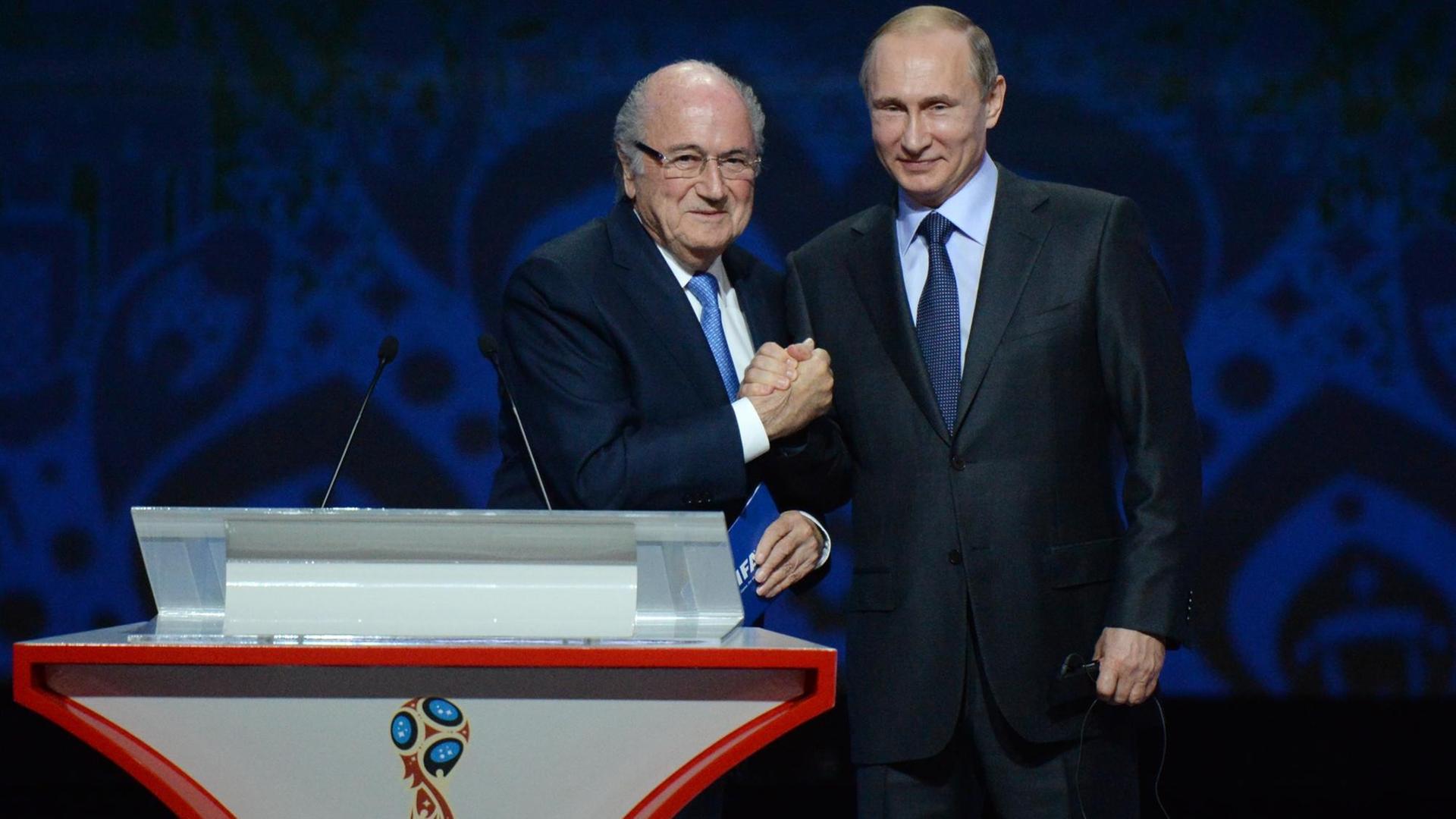 Fifa-Chef Blatter und Russlands Präsident Putin bei der Auslosung zur Qualifikation in St. Petersburg