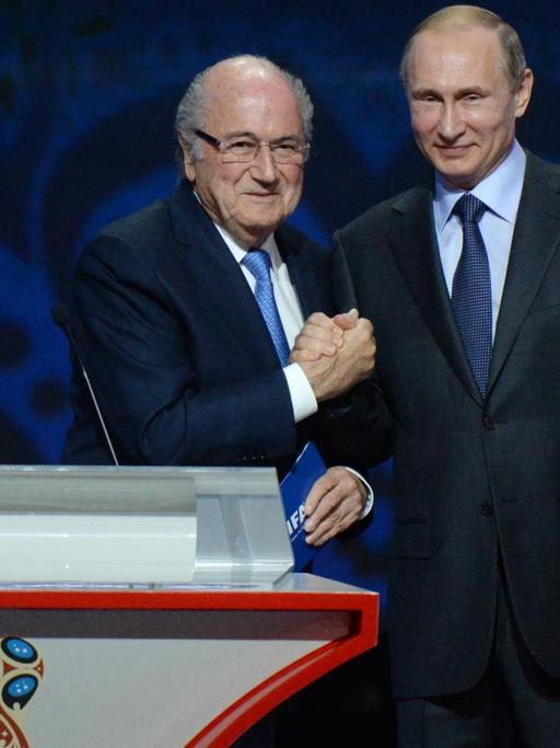 Fifa-Chef Blatter und Russlands Präsident Putin bei der Auslosung zur Qualifikation in St. Petersburg