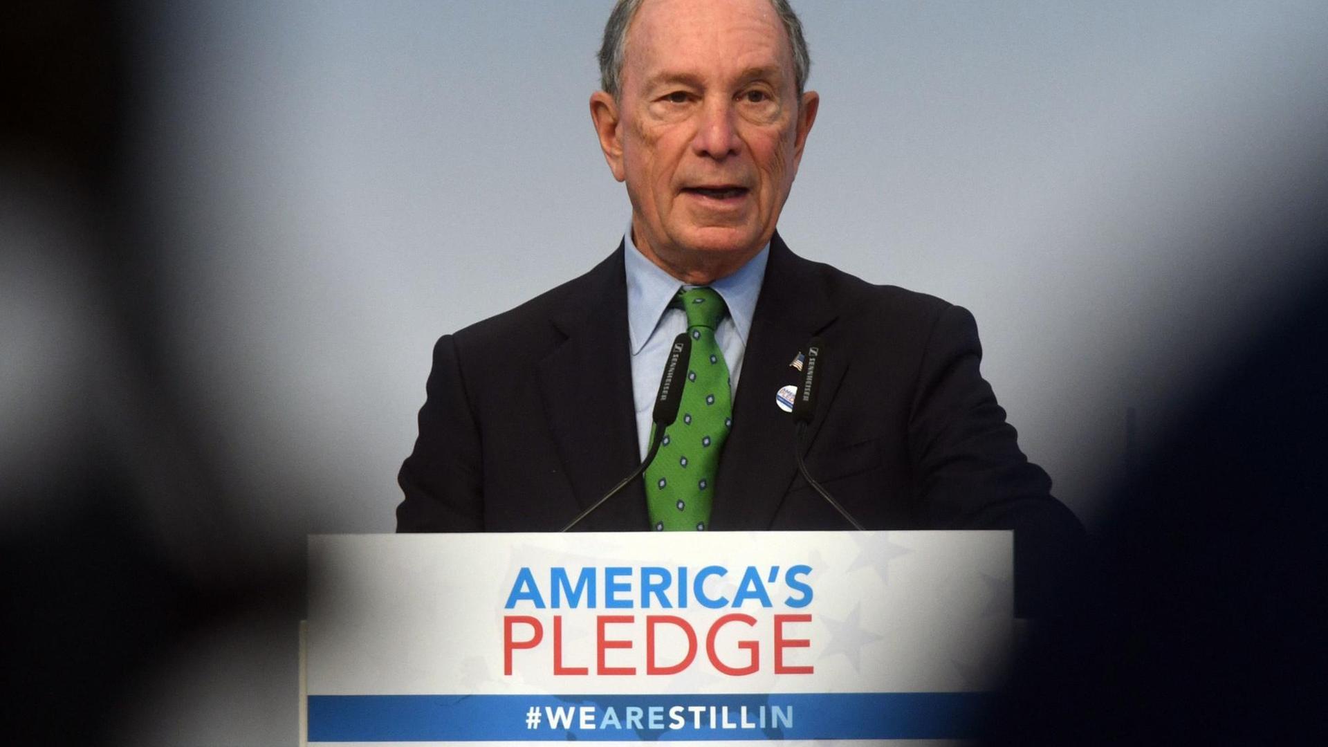 Der ehemaligen New Yorker Bürgermeister Michael Bloomberg spricht am 11.11.2017 bei der Weltklimakonferenz im Zelt der Klimainitiative "America's Pledge".