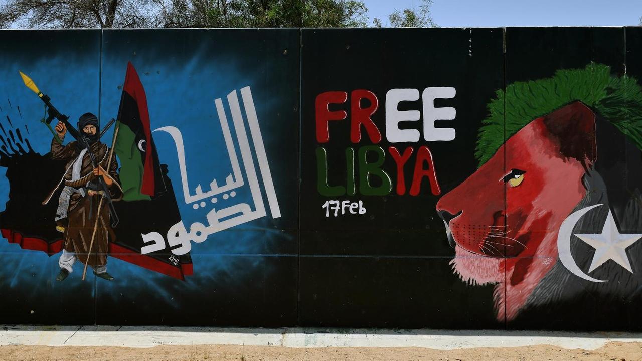 Wandmalereien mit dem Schriftzug «Free Libya» und ein gemaltes Zeichen der Berber, die nach dem Sturz des ehemaligen libyschen Machthabers Gaddafi entstanden sind