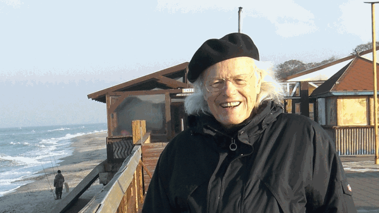 Der Geiger, Autor und Zeitzeuge Michael Wieck am Ostseestrand im Kaliningrader Oblast im Dezember 2015 auf der Strandpromenade in Selenogradsk, früher Cranz