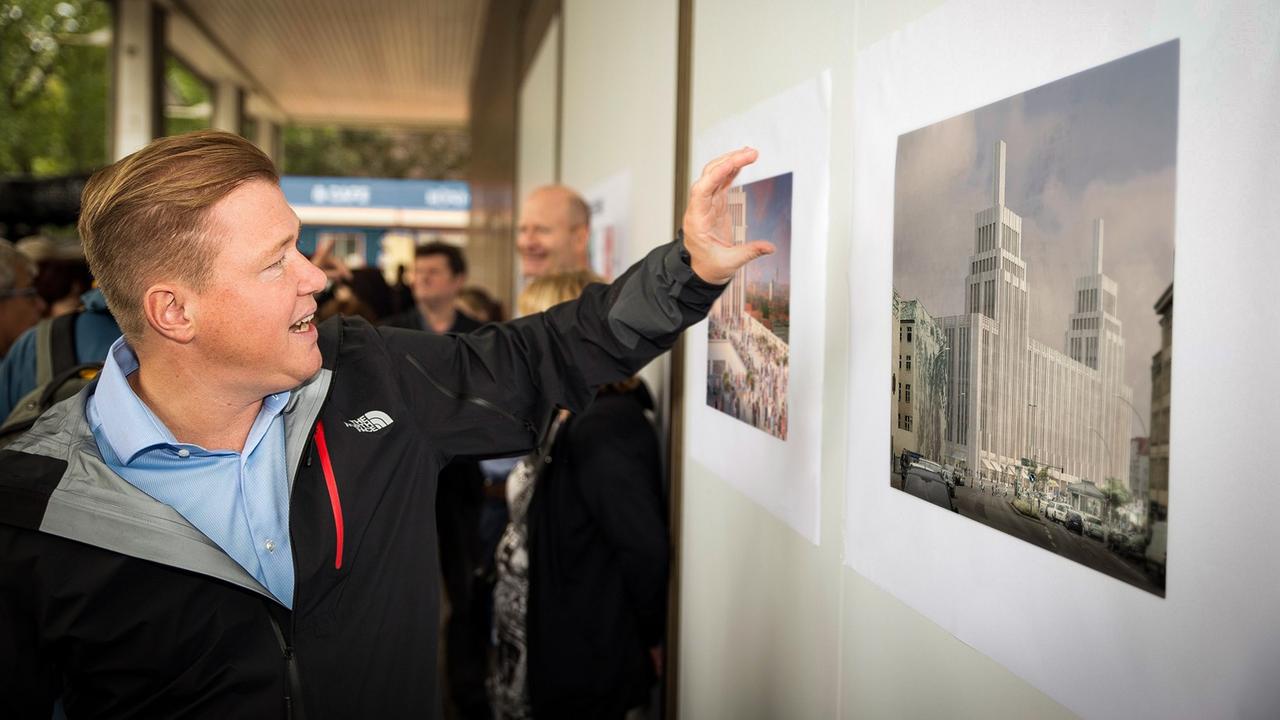 Der Vorstandsvorsitzende der Signa Deutschland, Timo Herzberg steht vor Bildern des früheren Karstadt-Kaufhauses aus den 1920er-Jahren. 