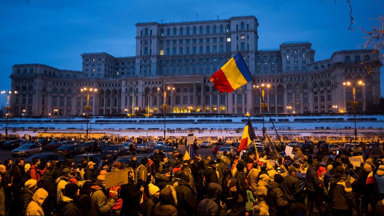 Menschen in der rumänischen Hauptstadt Bukarest protestieren vor dem Parlament gegen die Lockerung der Anti-Korruptionsgesetze.