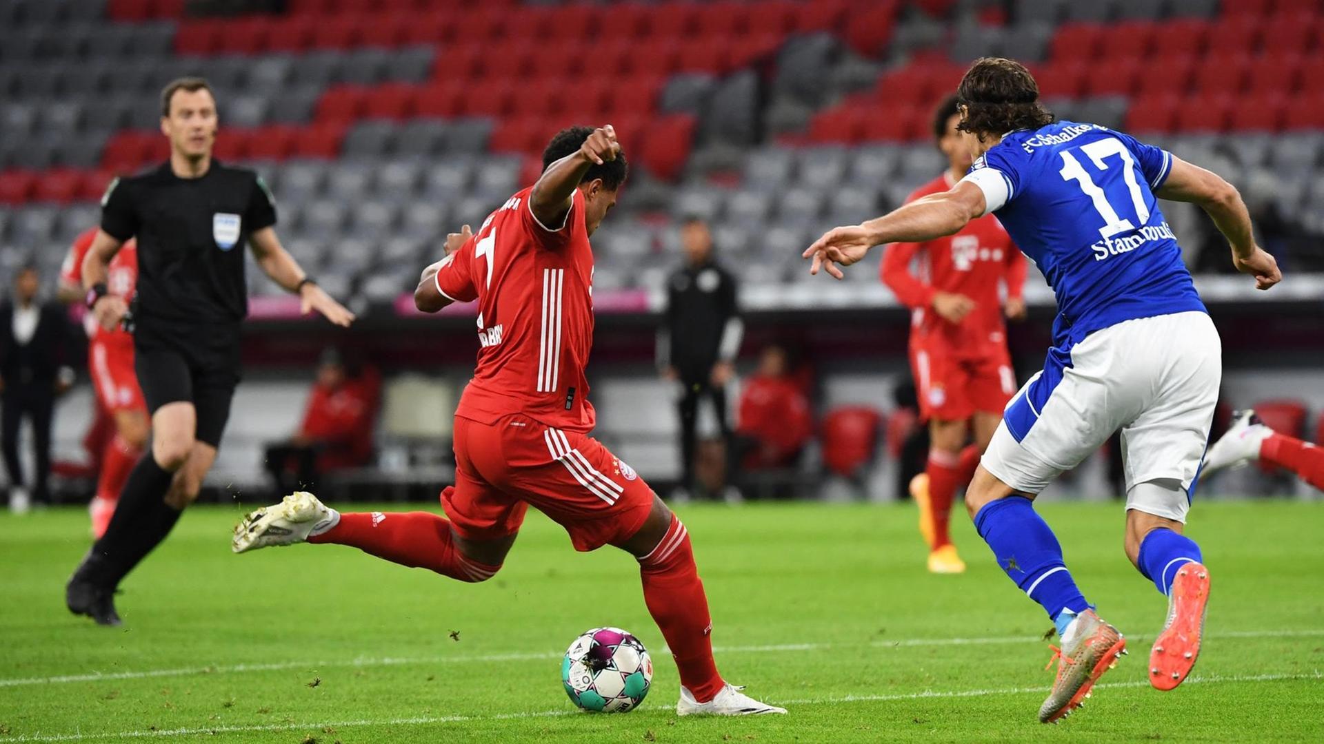 Der Fußball-Spieler von Bayern München Serge Gnabry schießt den Ball.