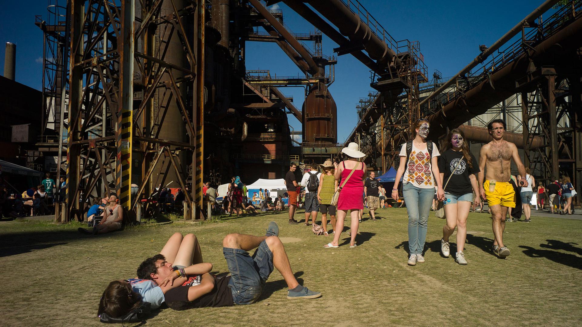 Besucher des Colours of Ostrava Musikfestivals bevölkern das Gelände eines Eisenwerks.