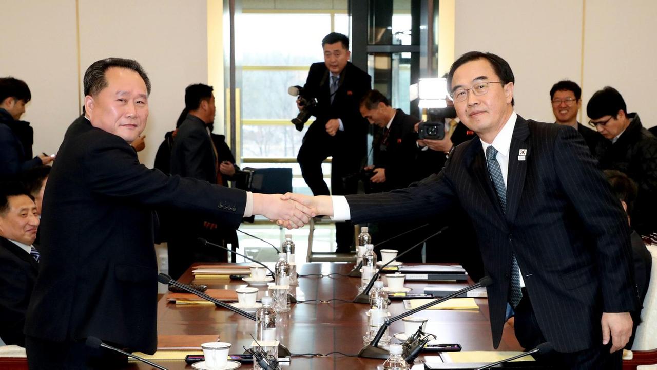 Südkoreas Vereinigungsminister und Delegationsleiter Cho Myoung Gyon (r) und sein nordkoreanischer Amtskollege Ri Son Gwon in Panmunjom.