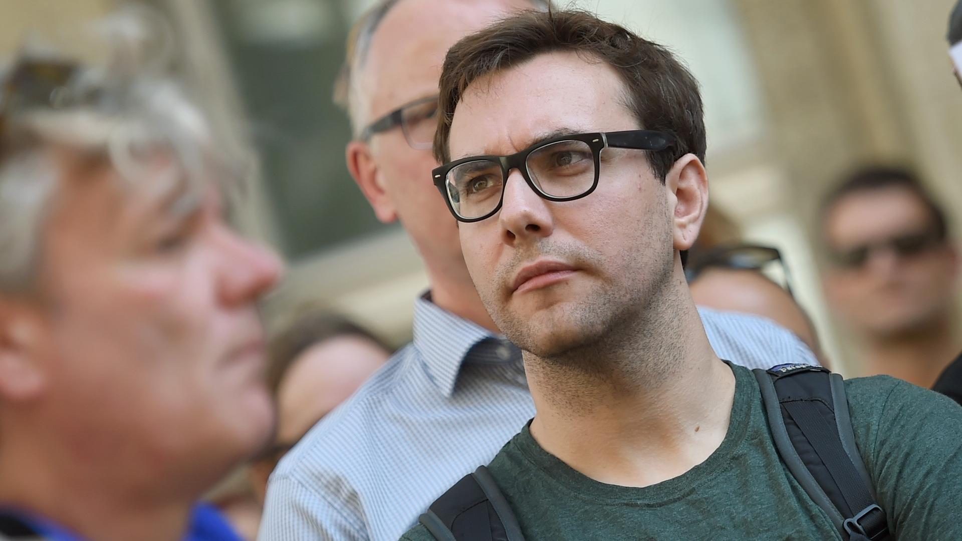 Der US-amerikanische Internetaktivist Jacob Appelbaum nimmt am 01.08.2015 in Berlin bei der Demonstration von Internetaktivisten für Pressefreiheit im Zusammenhang mit dem Vorwurf des Landesverrats der Journalisten des Bloggs netzpolitik.org teil.
