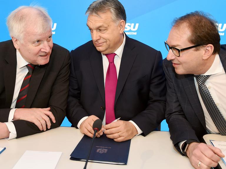 CSU-Parteichef Horst Seehofer (l-r), der Ministerpräsident von Ungarn, Viktor Orbán, und Landesgruppenchef Alexander Dobrindt befinden sich am 05.01.2018 in Seeon (Bayern), im Kloster Seeon bei der Winterklausur der CSU-Landesgruppe.