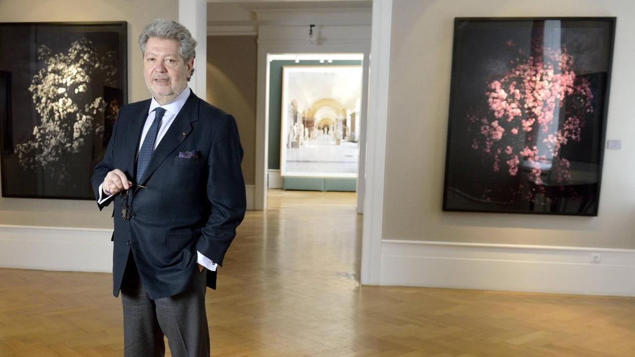 Der Kunsthändler Konrad O. Bernheimer in seiner Galerie in München