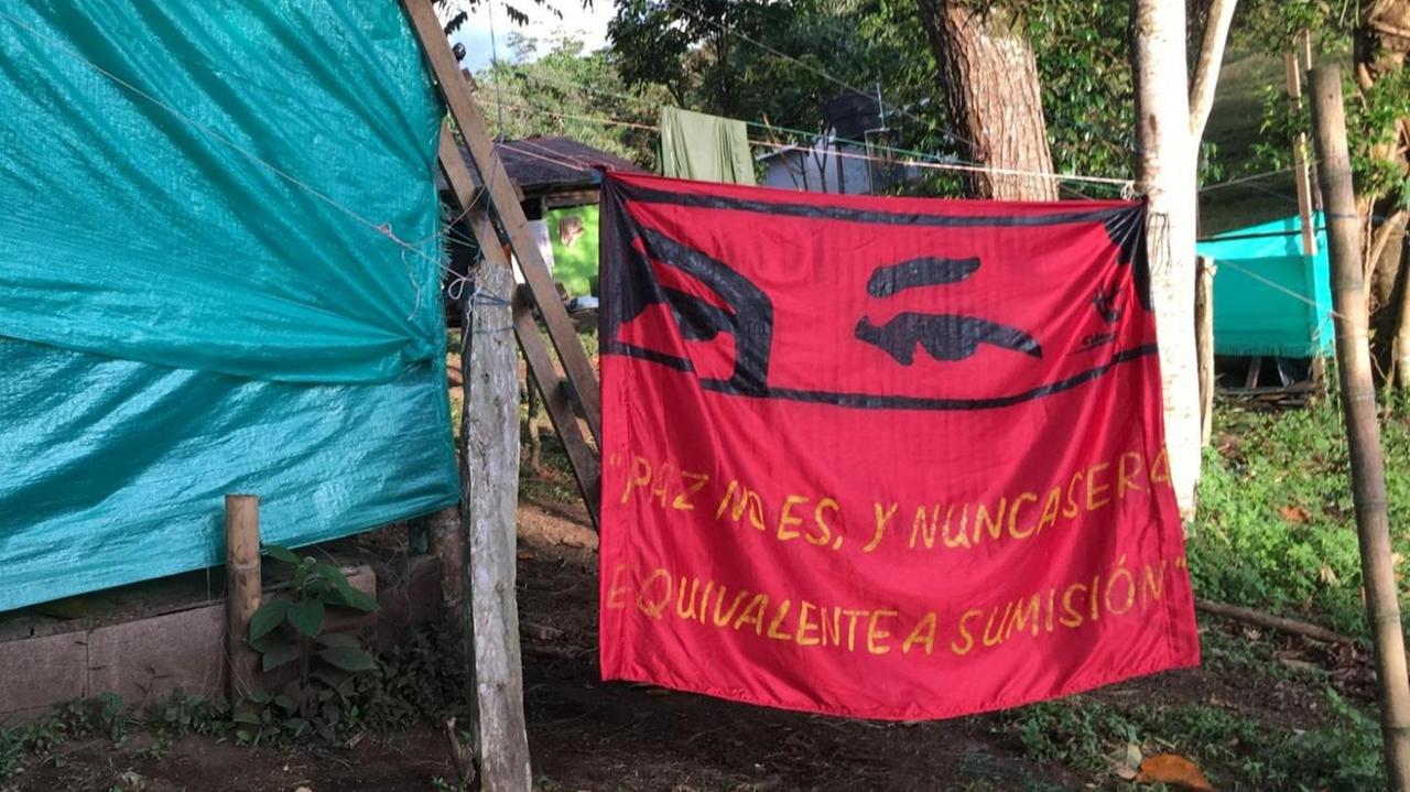 Frieden heißt nicht Unterwerfung" – Politische Parolen gehören im FARC-Lager dazu.