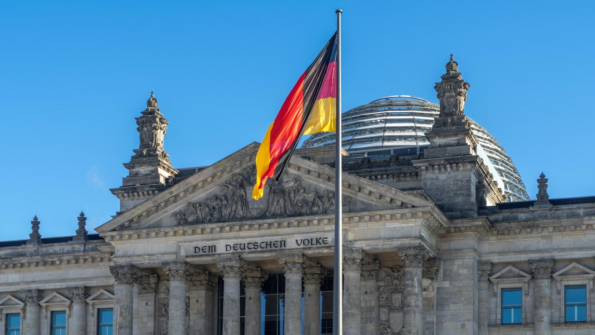 Frontansicht des Reichstagsgebäudes in Berlin.